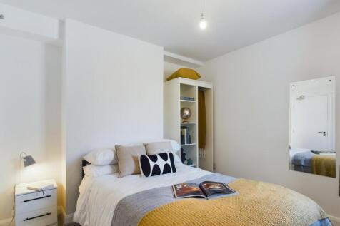 A bright and inviting double bedroom, perfect f...