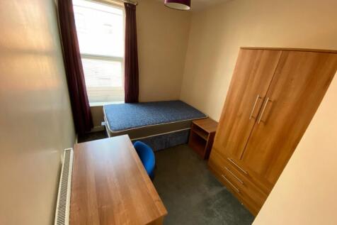 A bright and tidy double bedroom featuring mode...