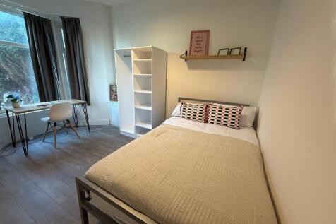 Bright, tidy double bedroom with a comfortable ...