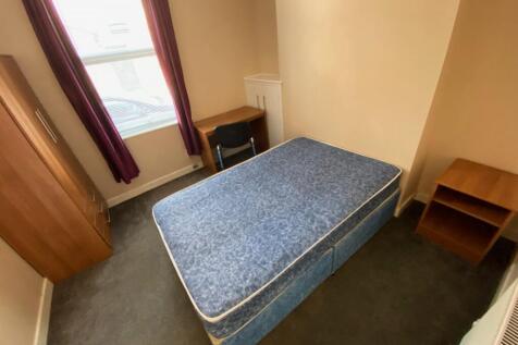 A cozy double bedroom featuring a comfortable b...