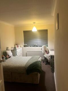 Cozy, neatly dressed double bedroom with a comf...