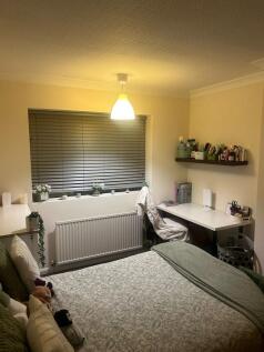 Cosy, well-decorated double bedroom with a neat...