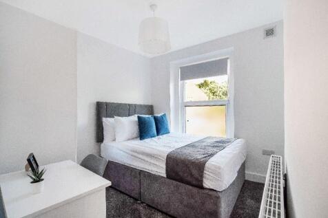 Bright, modern double bedroom with a comfortabl...