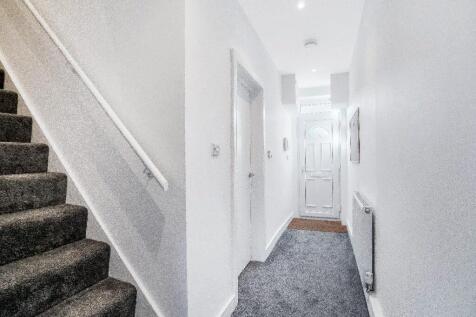 Bright, freshly decorated hallway with fitted g...