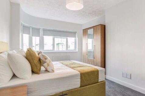 Bright, freshly decorated double bedroom with a...