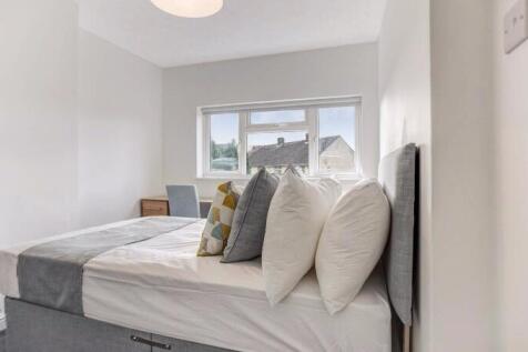 Bright, neatly presented double bedroom with a ...