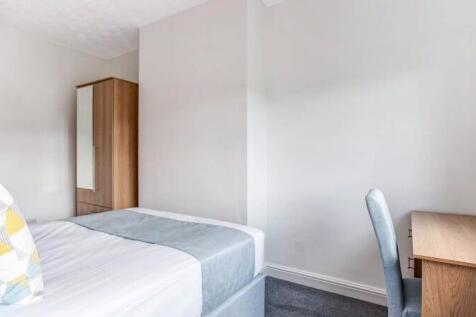 Bright, neutral double bedroom with a comfortab...