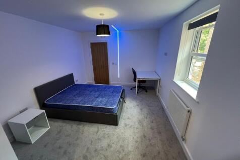 Bright, modern double bedroom with a comfortabl...