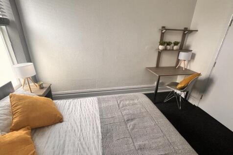 A cozy double bedroom featuring a comfortable b...