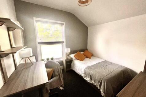 A cozy double bedroom featuring a comfortable b...