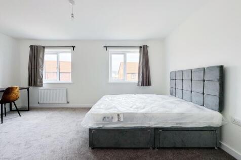 Bright, freshly decorated double bedroom with a...