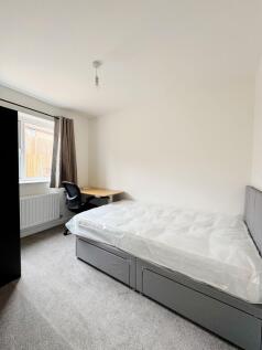 Neat, bright single bedroom with a comfortable ...