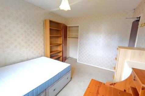 Bright, tidy double bedroom with a comfortable ...