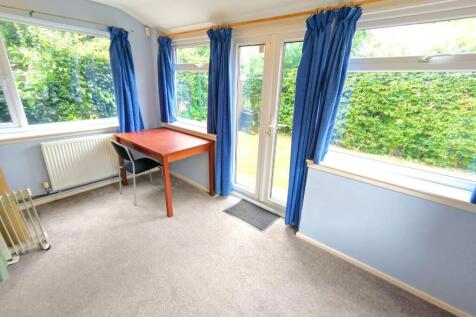 Bright, freshly carpeted single bedroom/study w...