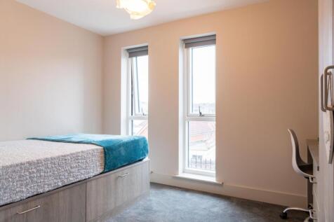 Bright, tidy single bedroom with built-in under...