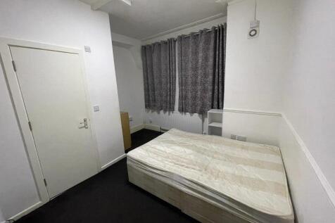 Compact, clean single bedroom with a double-hei...