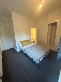 Bright, neutral double bedroom with a comfortab...