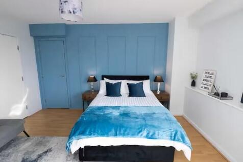 Bright, modern double bedroom with a stylish bl...