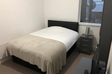 Bright, neatly presented double bedroom with a ...