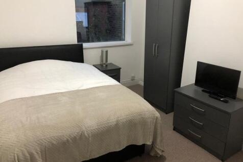 Well-presented double bedroom with a comfortabl...