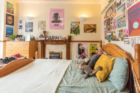 A charming double bedroom featuring a cozy layo...