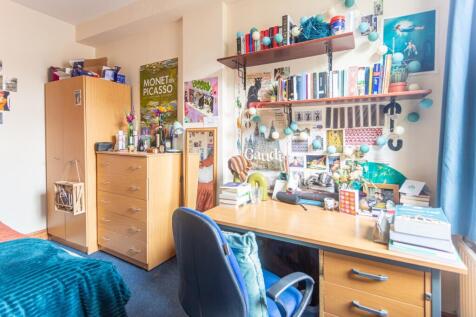 A cozy double bedroom featuring a spacious layo...