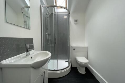A modern and clean bathroom featuring a spaciou...