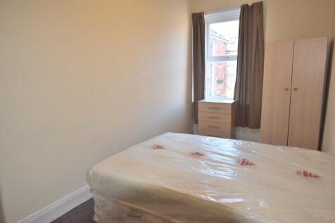 A cozy double bedroom featuring a comfortable b...
