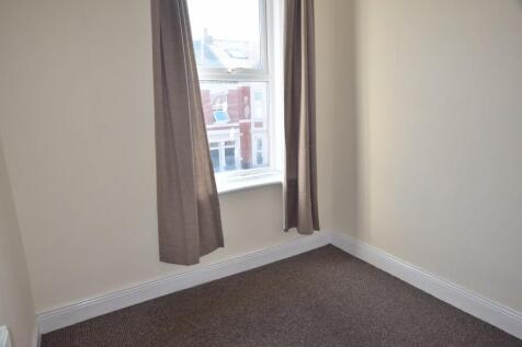 Bright and inviting single bedroom featuring la...