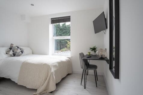This beautifully designed double bedroom featur...