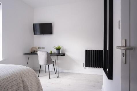 A stylish and contemporary double bedroom featu...