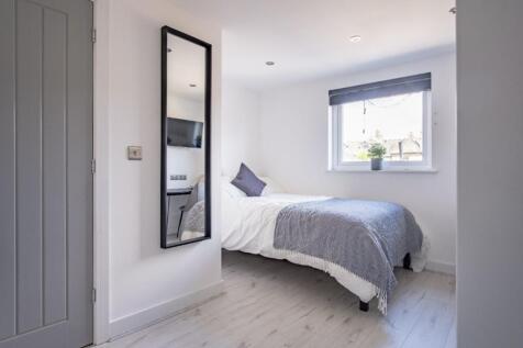 This beautifully designed double bedroom featur...