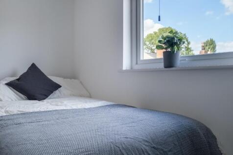 A cozy double bedroom featuring a comfortable b...