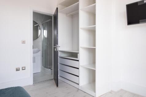 This charming double bedroom features a spaciou...