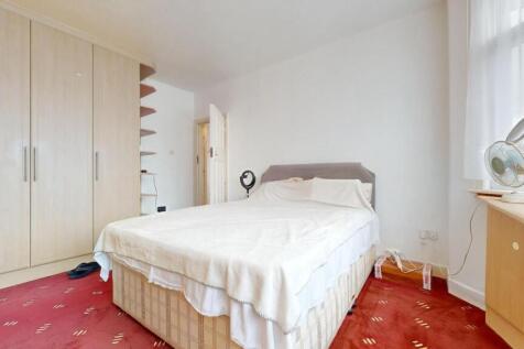 Bright and tidy double bedroom featuring a comf...