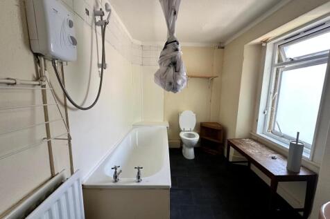 A spacious and well-maintained bathroom featuri...