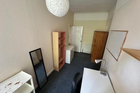 A tidy and inviting double bedroom with ample s...