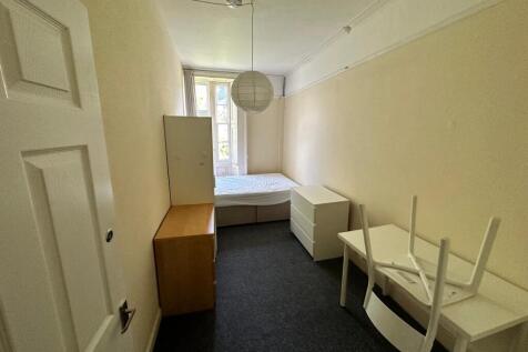 A clean and inviting double bedroom with good n...