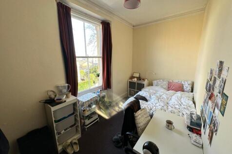 A cozy double bedroom featuring a comfortable b...