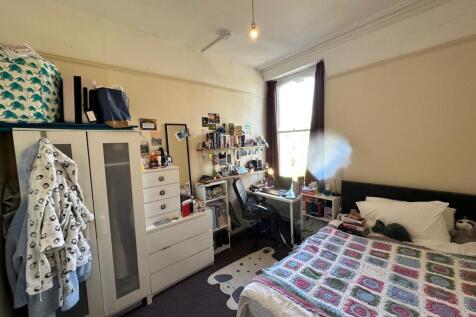A cozy double bedroom featuring a comfortable b...
