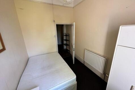 A cozy double bedroom with a light and airy fee...