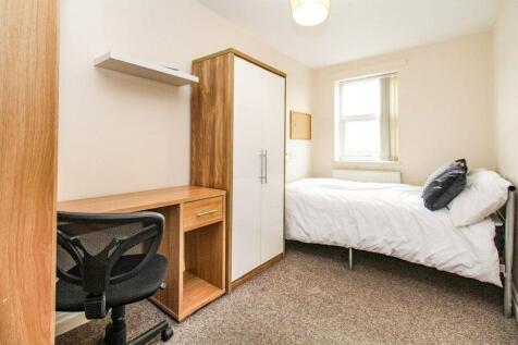 Bright and tidy single bedroom featuring a comf...