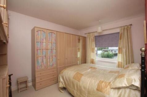 A cozy double bedroom featuring a comfortable b...