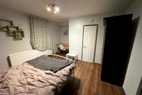 A cozy double bedroom featuring a comfortable b...