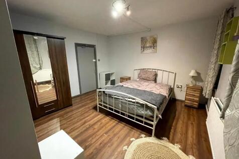 A well-kept double bedroom featuring a comforta...