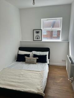 A cozy double bedroom featuring a comfortable b...