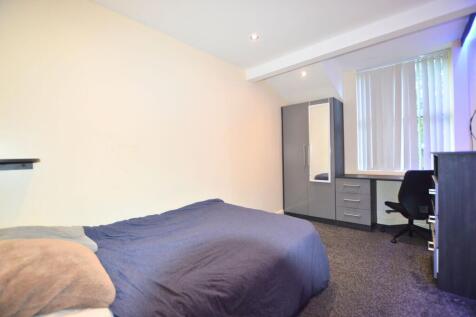 A neat and well-maintained single bedroom featu...