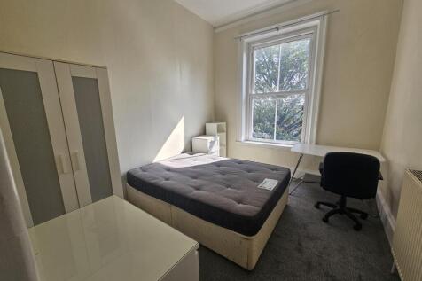 A bright and well-maintained double bedroom fea...