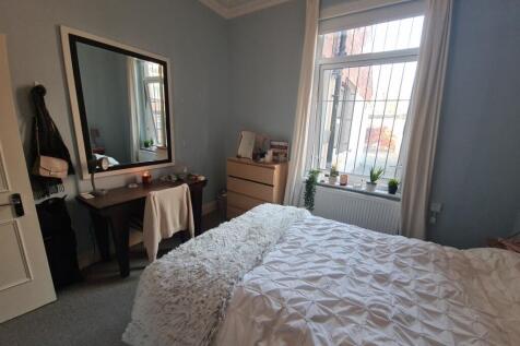 Bright and well-maintained master bedroom featu...