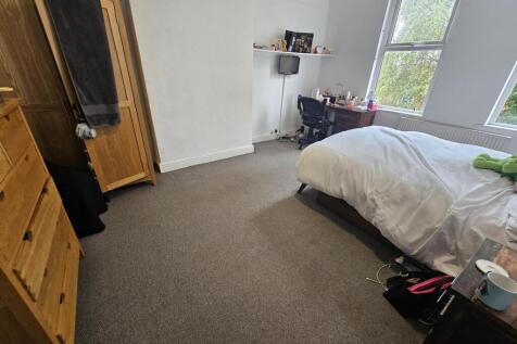 A cozy bedroom with a double bed, natural light...